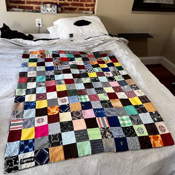 ****SOLD****Grandma’s Supreme Quilt! 👵🏽 🪡👒🧳🧵 (kitty not for sale) - Picture 2 of 9